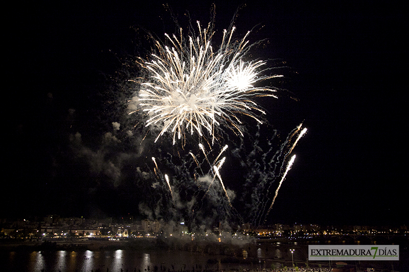 Explosión de color en los fuegos artificiales de San Juan - Badajoz