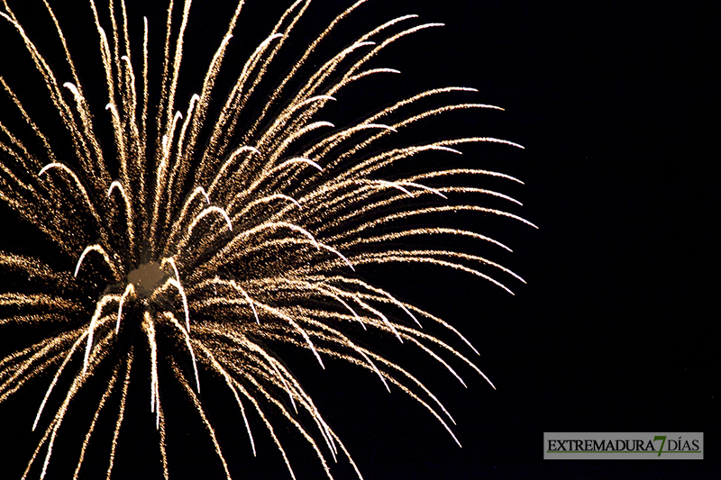 Explosión de color en los fuegos artificiales de San Juan - Badajoz