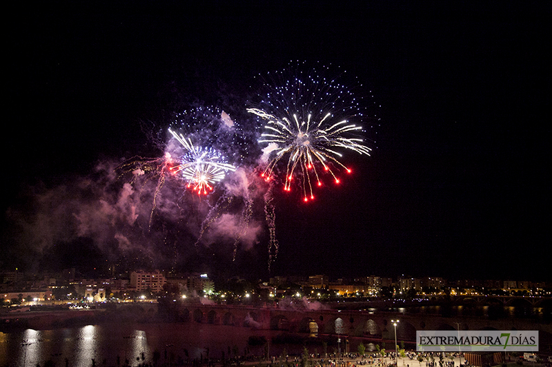 Explosión de color en los fuegos artificiales de San Juan - Badajoz