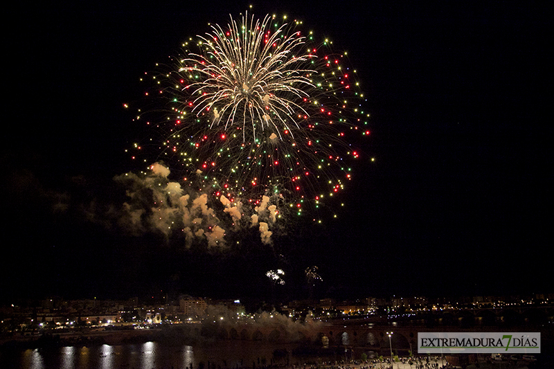 Explosión de color en los fuegos artificiales de San Juan - Badajoz