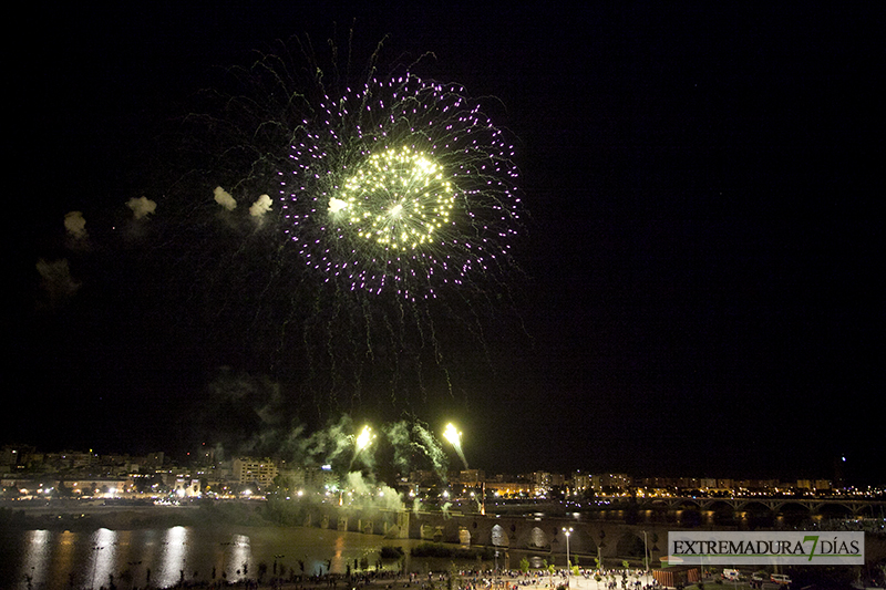 Explosión de color en los fuegos artificiales de San Juan - Badajoz