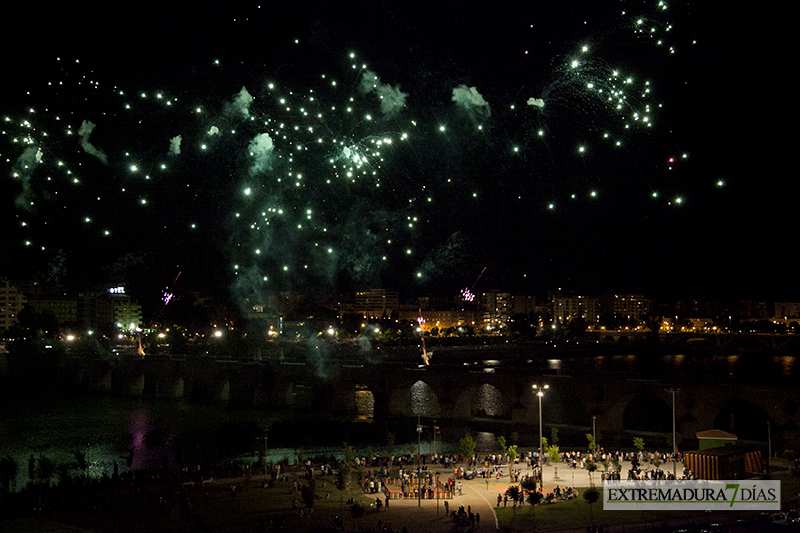 Explosión de color en los fuegos artificiales de San Juan - Badajoz