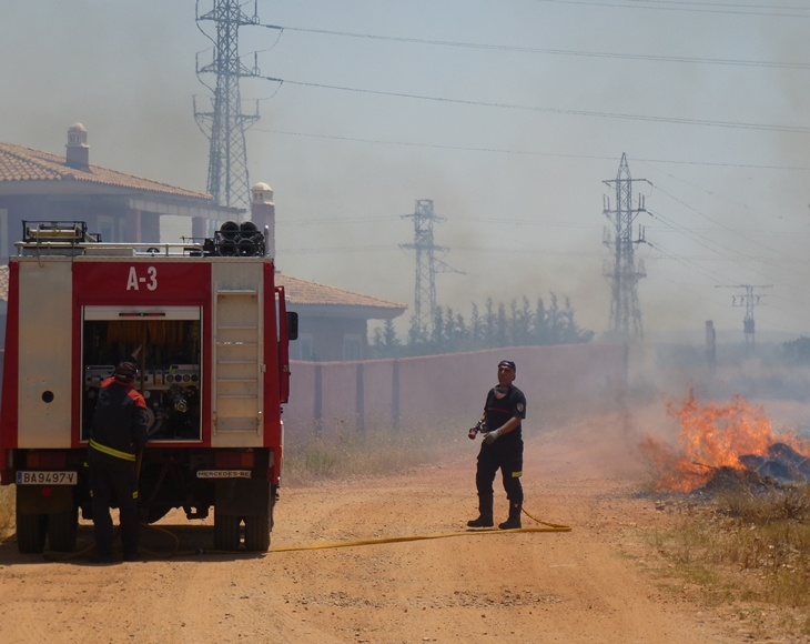 Incendio en las inmediaciones de la casa de Monago en Badajoz