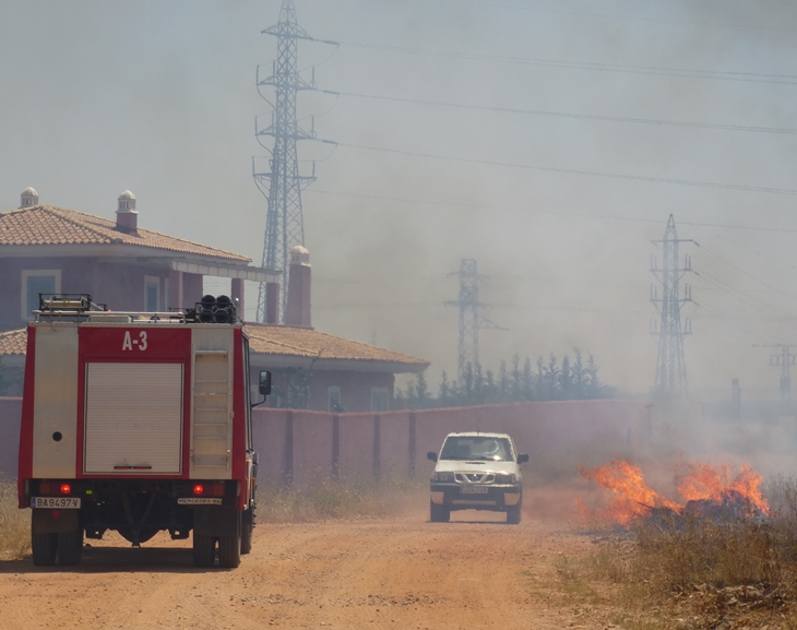 Incendio en las inmediaciones de la casa de Monago en Badajoz