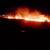 Un incendio de grandes dimensiones empaña la noche de San Juan