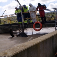 Buzos especializados realizan obras en dos depuradoras de la provincia