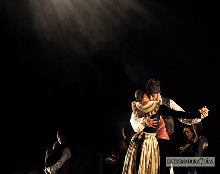 La compañía de danza &#39;Larreal&#39; cierra el Festival Folklórico Internacional de Extremadura