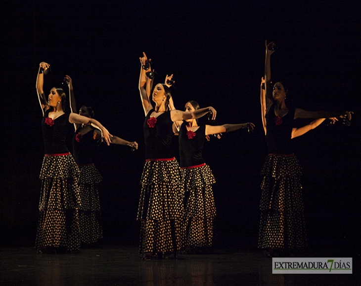 La compañía de danza &#39;Larreal&#39; cierra el Festival Folklórico Internacional de Extremadura