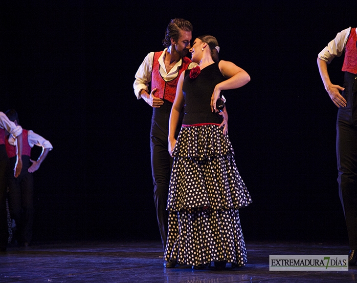 La compañía de danza &#39;Larreal&#39; cierra el Festival Folklórico Internacional de Extremadura