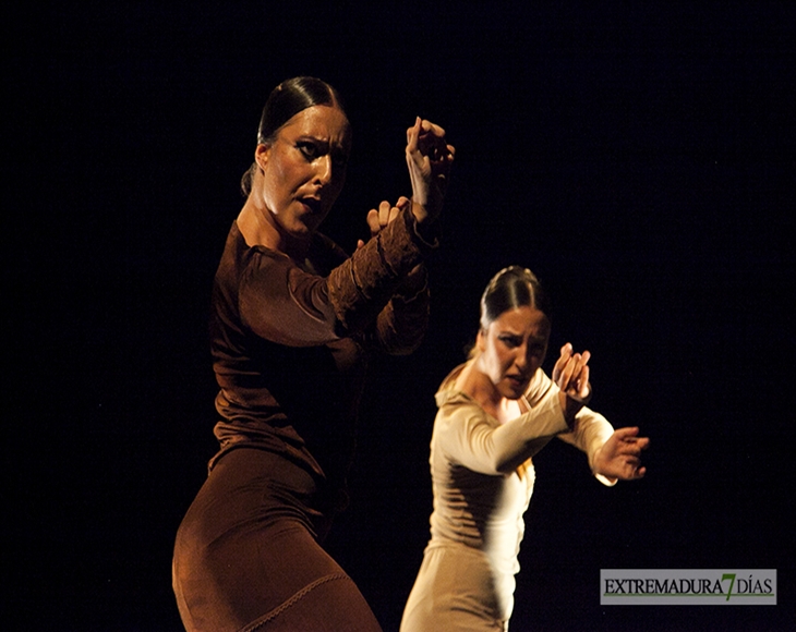 La compañía de danza &#39;Larreal&#39; cierra el Festival Folklórico Internacional de Extremadura