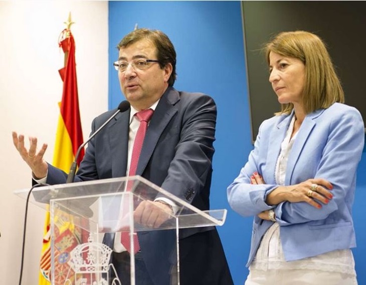 Vara tiende la mano a la alcaldesa popular de Cáceres, Elena Nevado