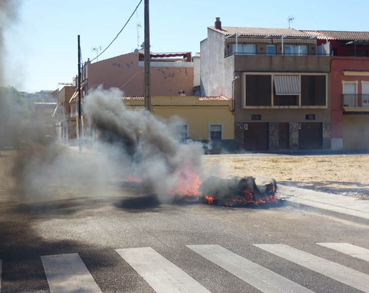 Arden varios contenedores en Badajoz