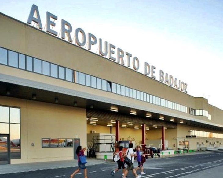 El director general de Turismo recoge propuestas para el futuro del Aeropuerto de Badajoz