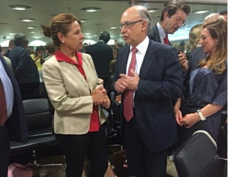 La consejera de Hacienda le recuerda a Montoro que Extremadura no tendrá recortes &quot;ni en Sanidad y ni en Educación&quot;