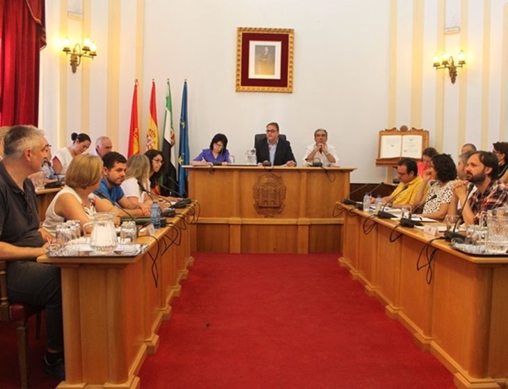 Concejales del PP abandonan un pleno del ayuntamiento de Mérida