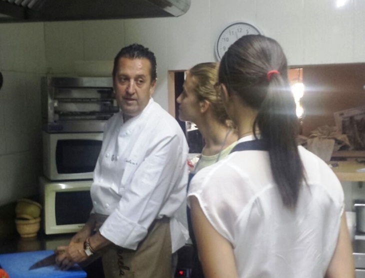 Un restaurante extremeño enseña a cocinar a jóvenes universitarios