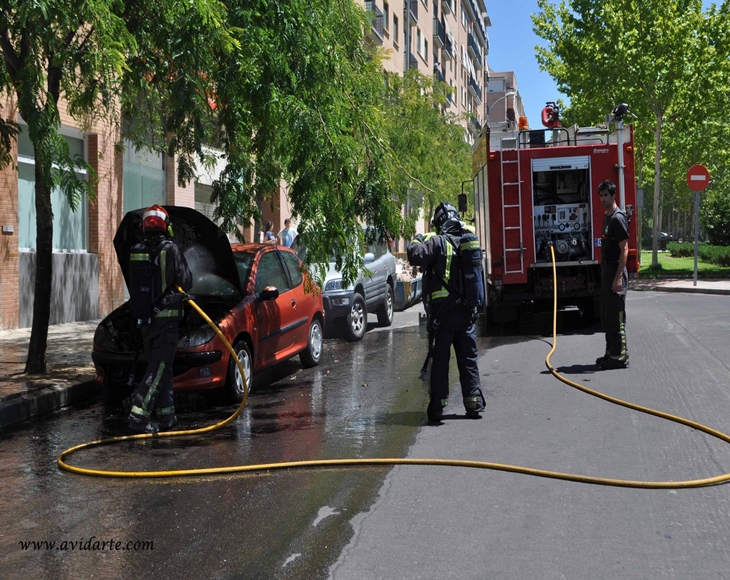 Se incendia un vehículo en la avenida Condes de Barcelona