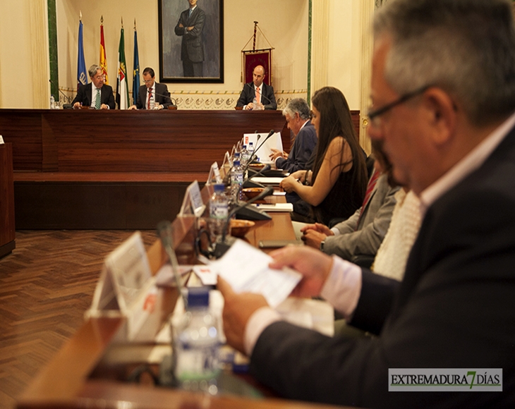La Diputación de Badajoz designa en un pleno extraordinario a los cargos de la Corporación