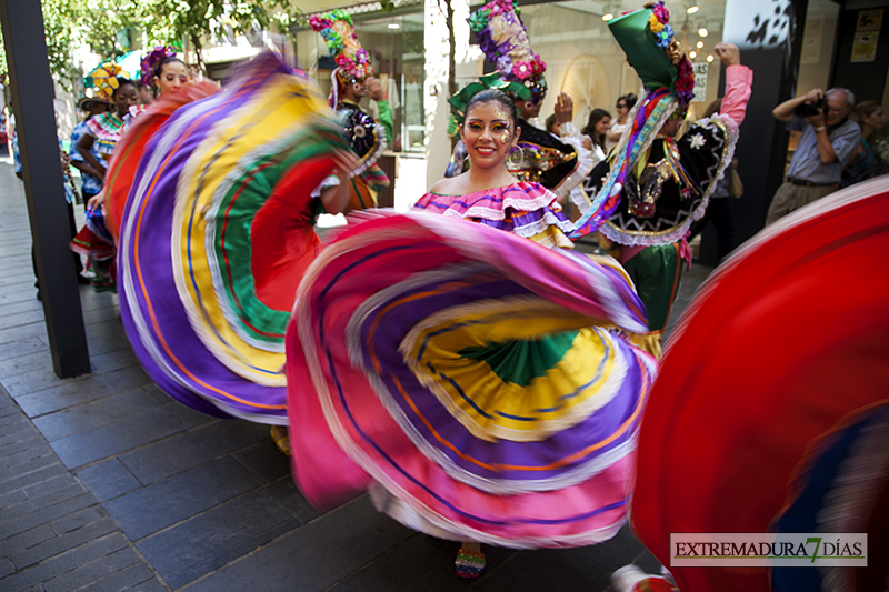 Primer desfile del Festival Folklórico Internacional de Extremadura