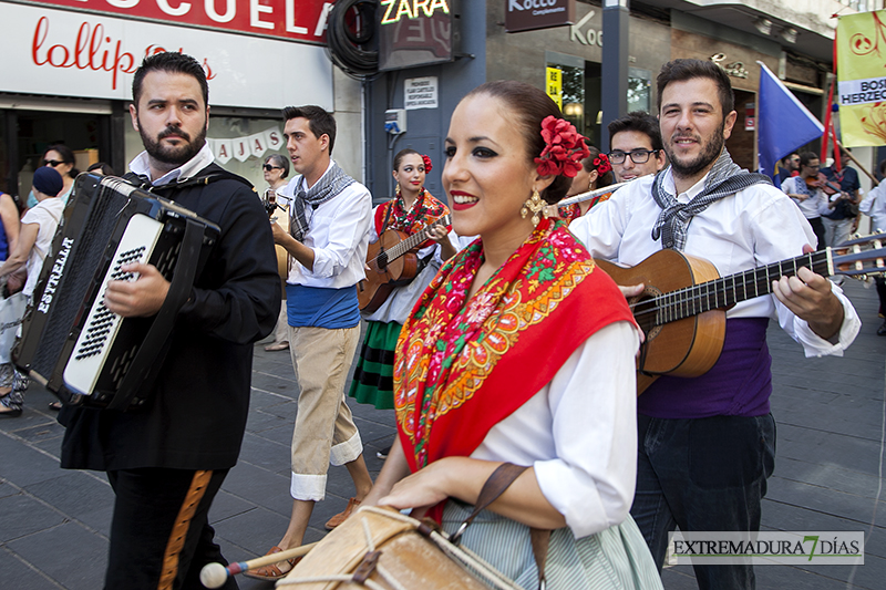 Primer desfile del Festival Folklórico Internacional de Extremadura