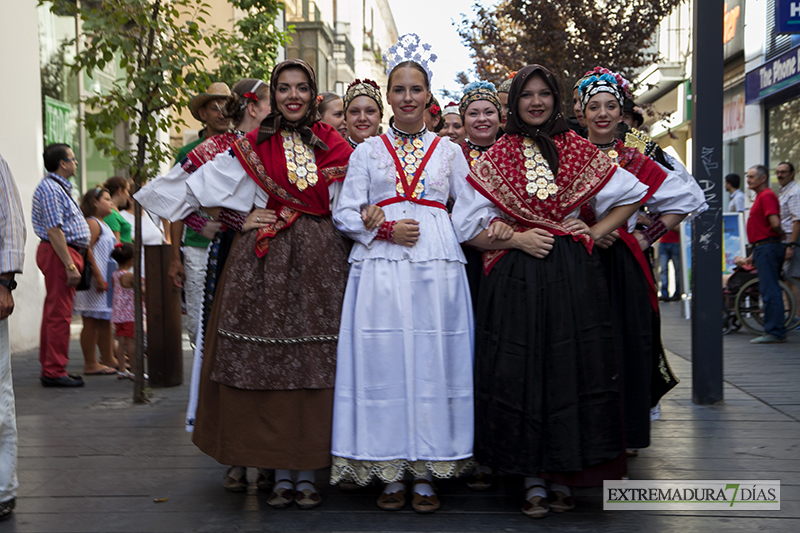 Primer desfile del Festival Folklórico Internacional de Extremadura