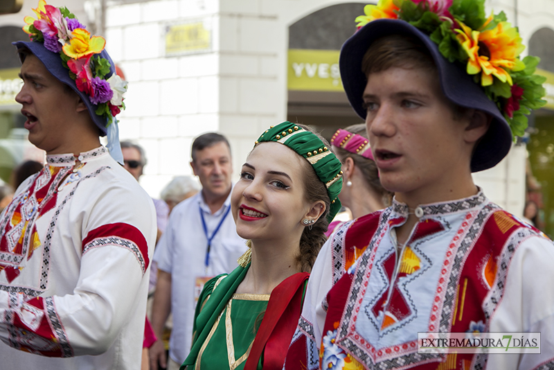 Primer desfile del Festival Folklórico Internacional de Extremadura