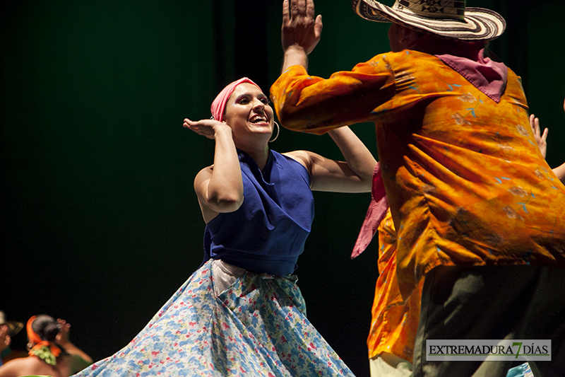 Bosnia, China, Colombia y Badajoz abren el Festival Folklórico - FOTOS