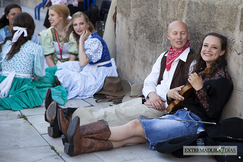 El folklore internacional inunda la Plaza de España pacense