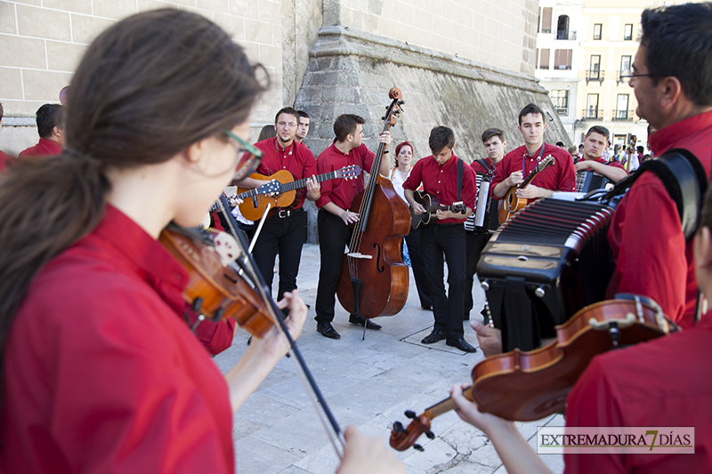 El folklore internacional inunda la Plaza de España pacense