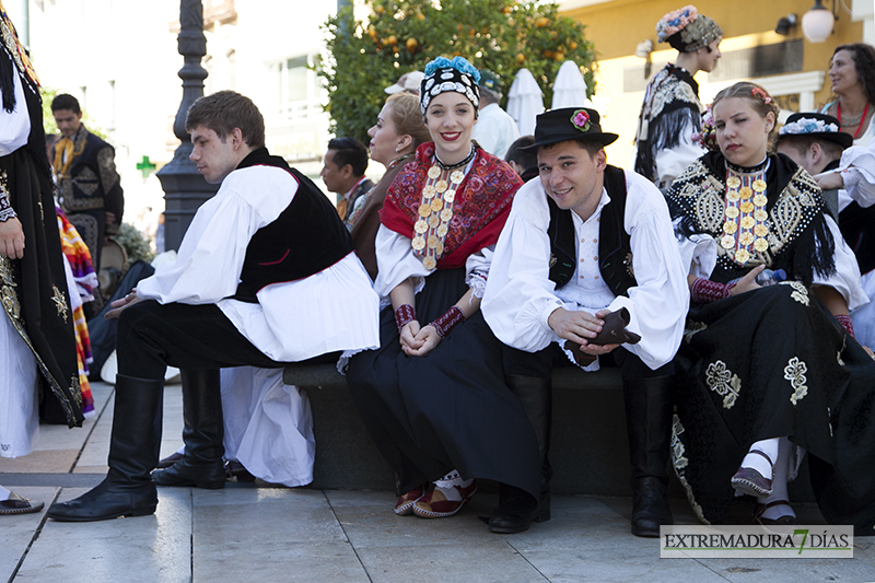 El folklore internacional inunda la Plaza de España pacense