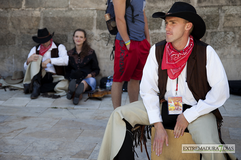 El folklore internacional inunda la Plaza de España pacense