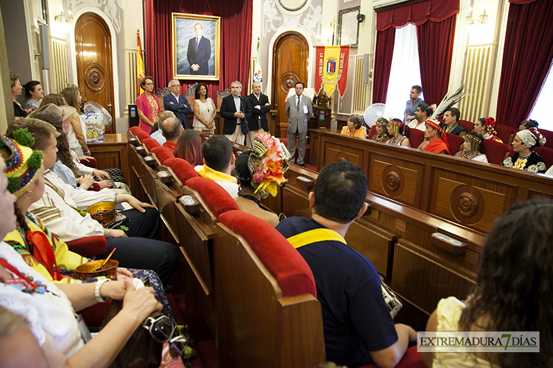 El folklore internacional inunda la Plaza de España pacense