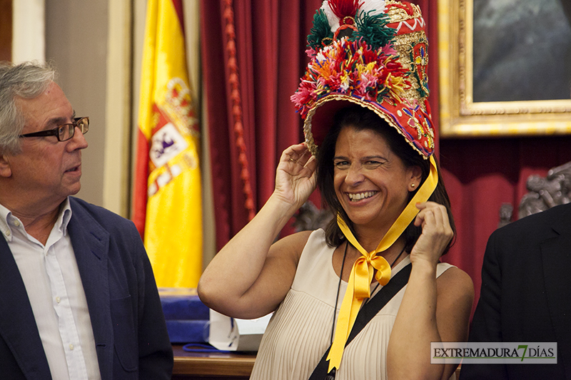 El folklore internacional inunda la Plaza de España pacense