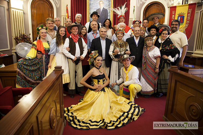 El folklore internacional inunda la Plaza de España pacense