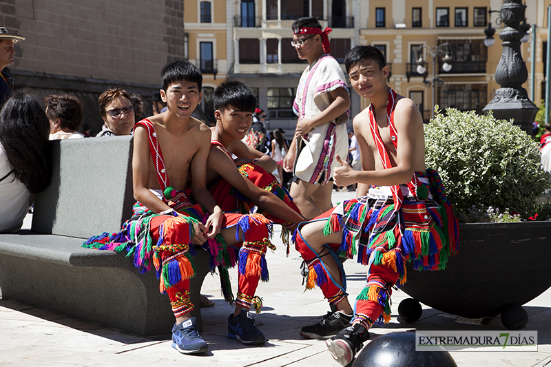 El folklore internacional inunda la Plaza de España pacense