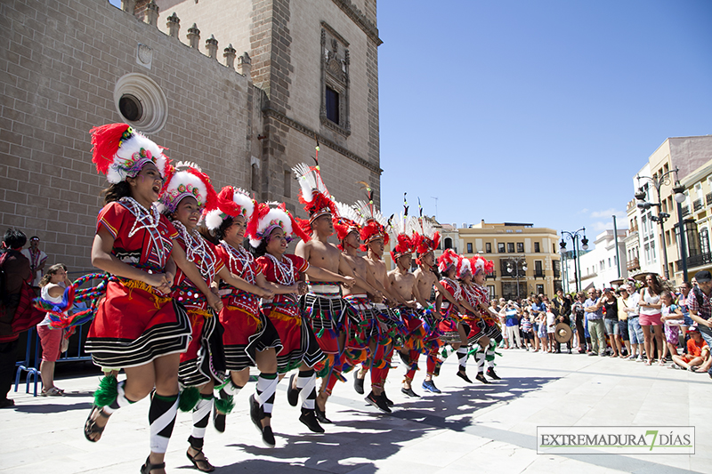 El folklore internacional inunda la Plaza de España pacense