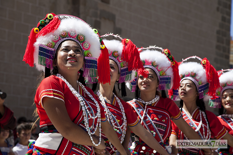 El folklore internacional inunda la Plaza de España pacense