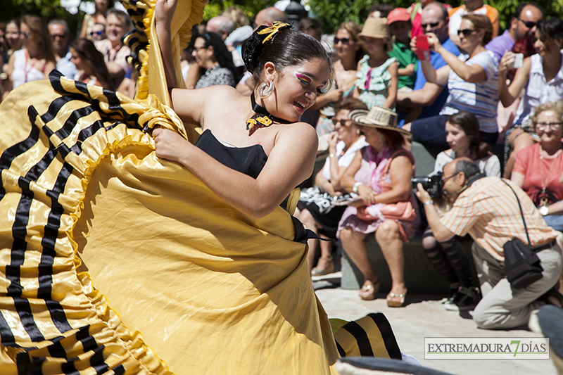 El folklore internacional inunda la Plaza de España pacense