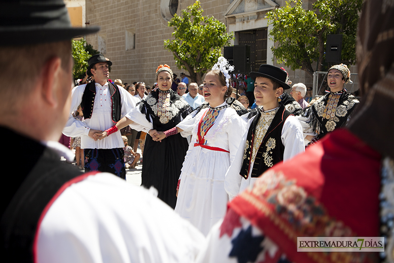 El folklore internacional inunda la Plaza de España pacense