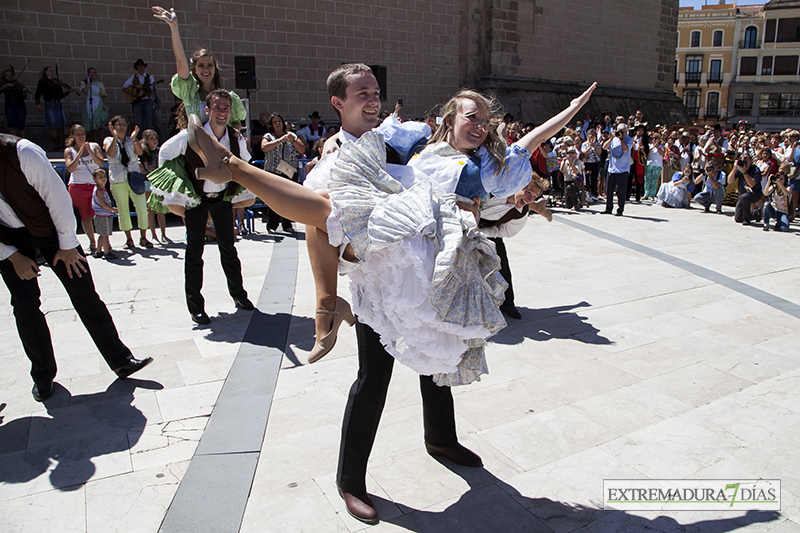 El folklore internacional inunda la Plaza de España pacense