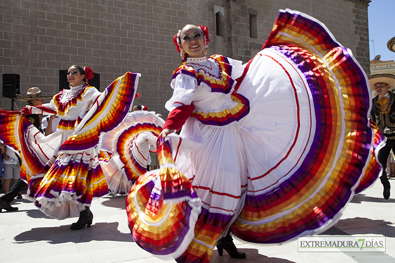 El folklore internacional inunda la Plaza de España pacense