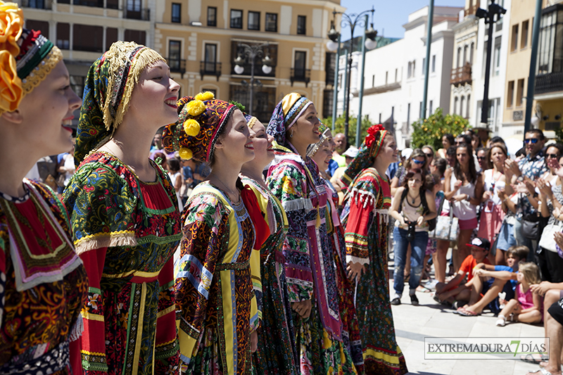 El folklore internacional inunda la Plaza de España pacense