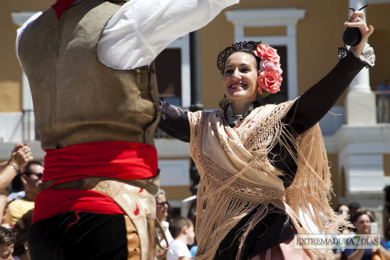 El folklore internacional inunda la Plaza de España pacense