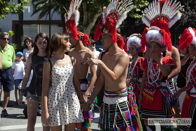 El folklore llega al céntrico paseo de San Francisco