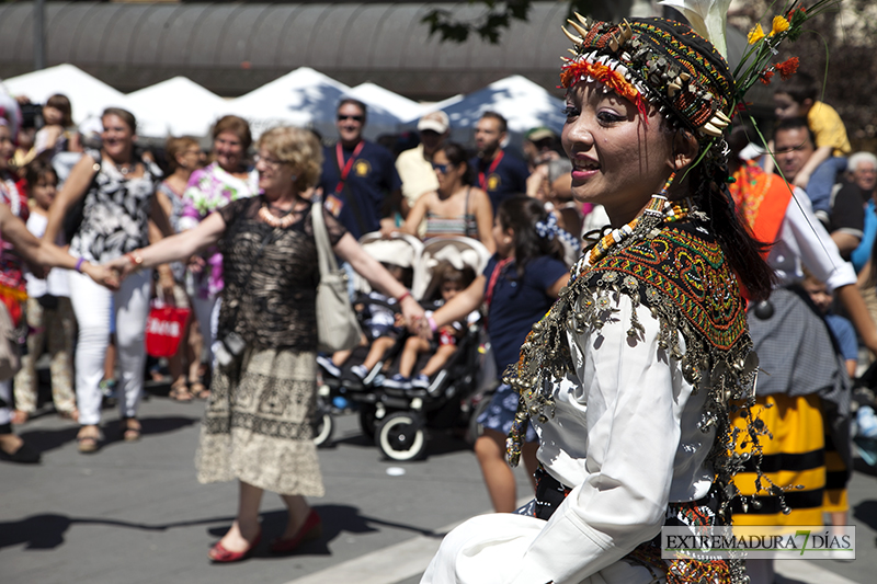 El folklore llega al céntrico paseo de San Francisco