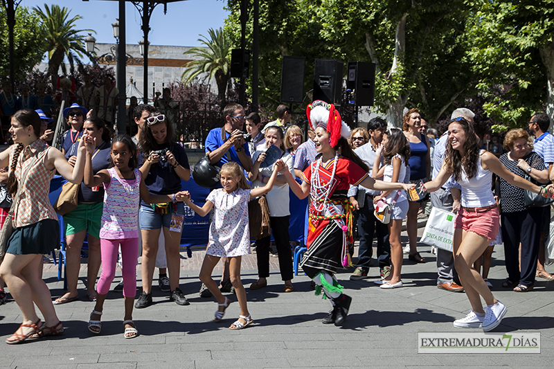 El folklore llega al céntrico paseo de San Francisco