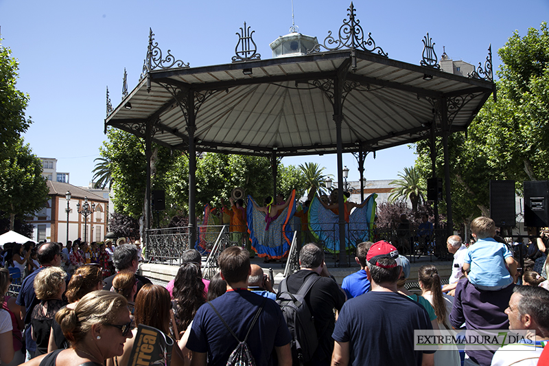 El folklore llega al céntrico paseo de San Francisco