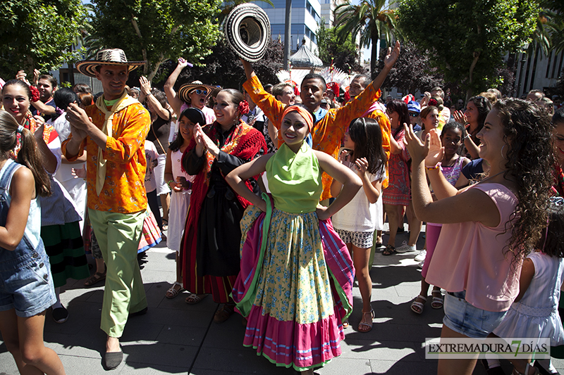 El folklore llega al céntrico paseo de San Francisco