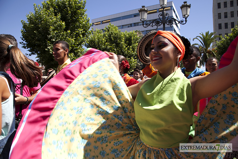 El folklore llega al céntrico paseo de San Francisco