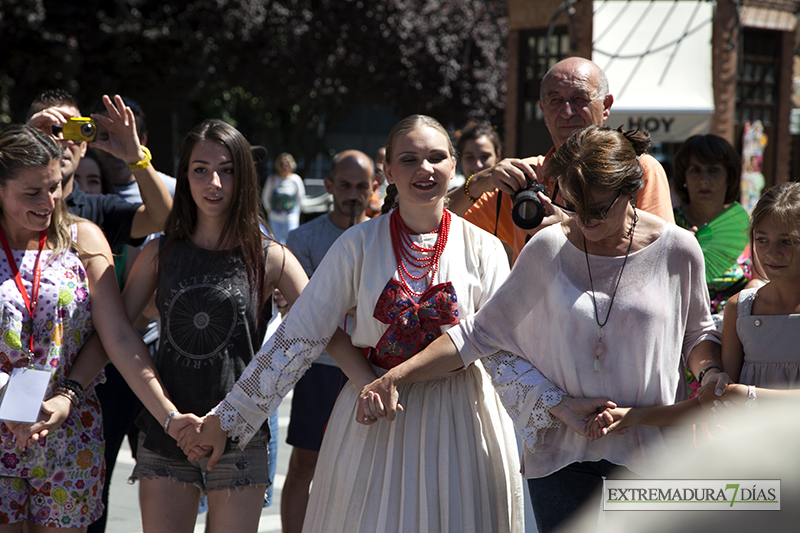 El folklore llega al céntrico paseo de San Francisco